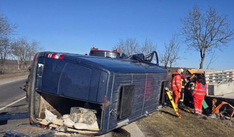 (FOTO) Accident grav în raionul Strășeni: Două persoane au murit