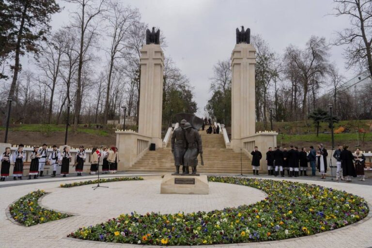(FOTO) Ziua Unirii Basarabiei cu România: Cimitirul Eroilor Români din Chișinău, redeschis după reabilitare