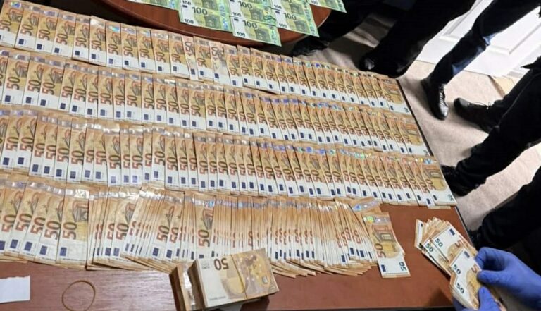 (FOTO) Mită de 40.000 de euro: Patru persoane, reținute în flagrant 