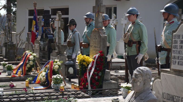 (FOTO) Conducerea DRRM a depus flori la mormintele artizanilor Unirii Basarabiei cu România