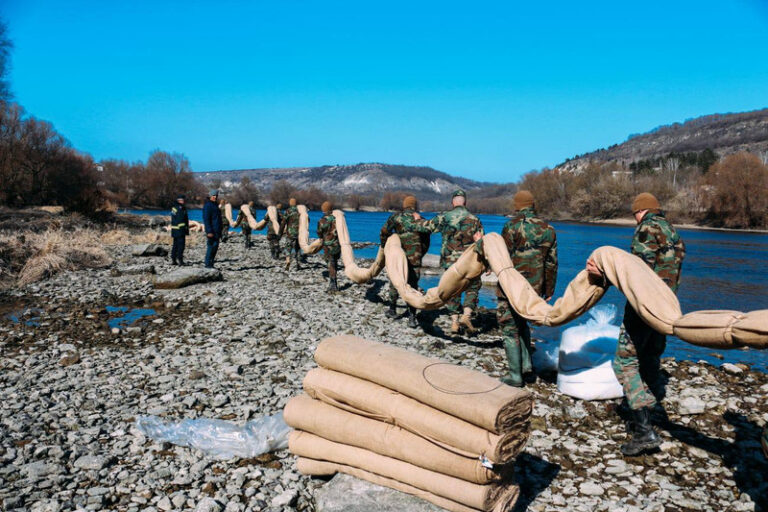 Militarii au instalat baraje pe Nistru pentru a limita poluarea cu produse petroliere
