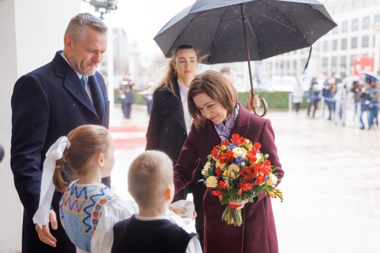 (VIDEO/FOTO) Președinta Maia Sandu, întâmpinată cu pâine și sare la Bratislava