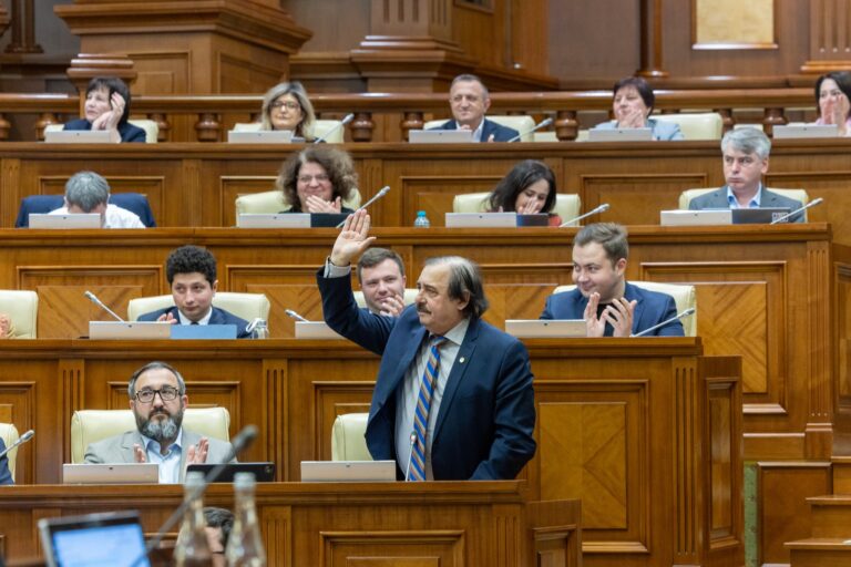 (FOTO) Maestrul Nicolae Botgros, gest simbolic pentru colegii deputați la plecarea din Parlament