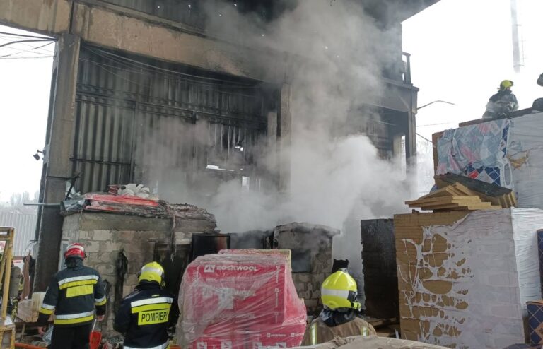 (FOTO) Incendiu într-un depozit din Chișinău: O persoană a ajuns la spital