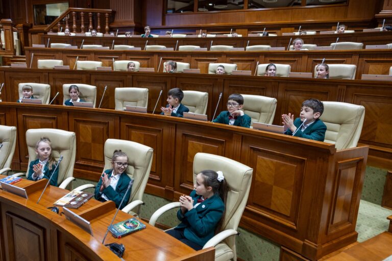Tinerii descoperă Parlamentul Republicii Moldova