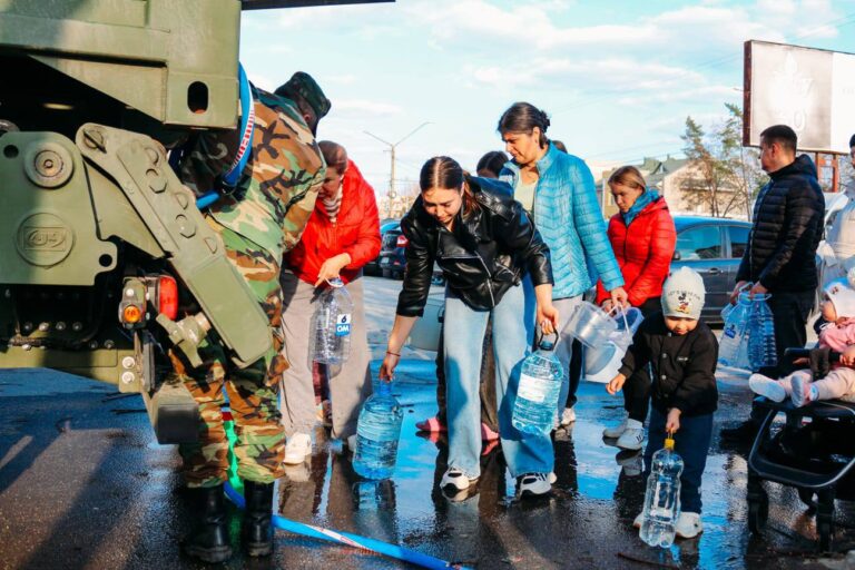 (FOTO) Militarii Armatei Naționale distribuie apă potabilă pentru locuitorii orașului Bălți