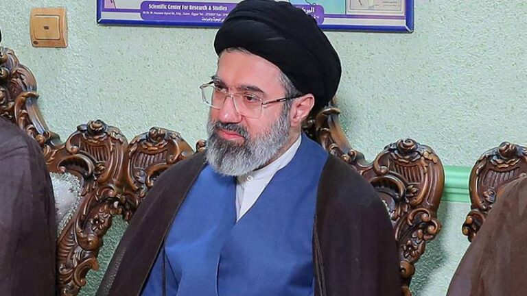 Noul lider suprem al Iranului, Mojtaba Khamenei, influent succesor al tatălui său