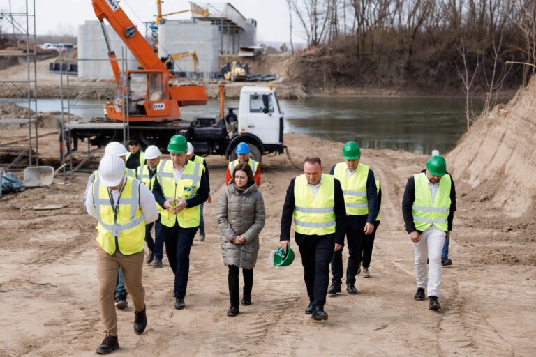 (FOTO) Maia Sandu, vizită la Podul de Flori de la Ungheni: „Noua legătură rutieră peste Prut va deschide noi perspective pentru dezvoltarea economică pe ambele maluri”