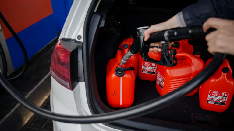 Guvernul limitează vânzarea motorinei în recipiente la 20 de litri