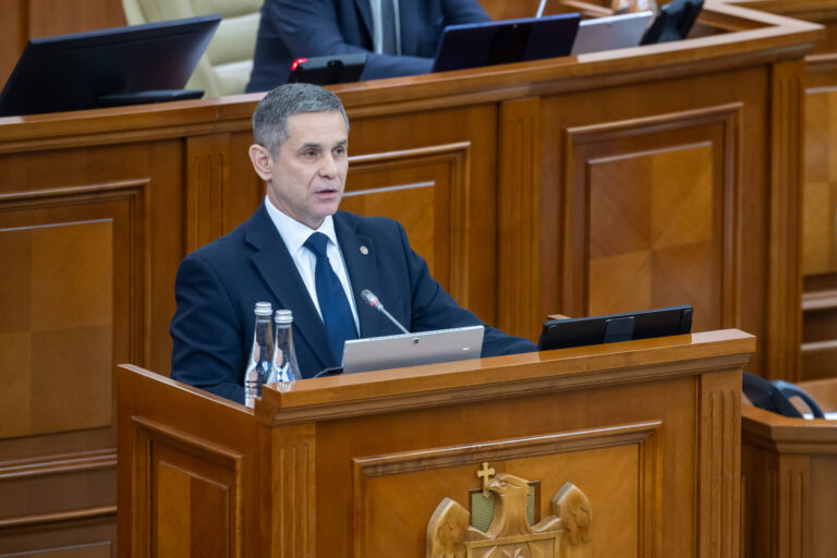 Moțiunea simplă împotriva politicilor Ministerului Apărării a eșuat