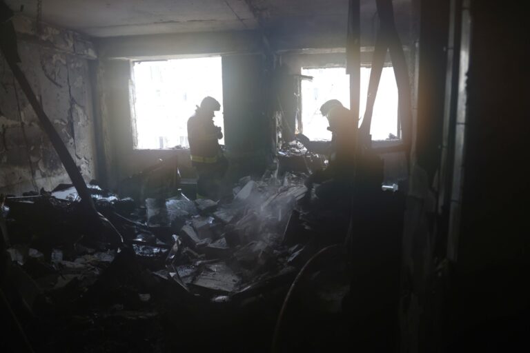 (FOTO) Incendiu într-un apartament din Chișinău: O femeie a ajuns la spital cu arsuri