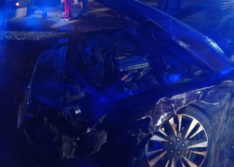 (FOTO) Accident rutier la Criuleni: Un bărbat, blocat între fiarele unui automobil