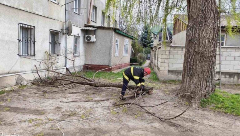 Vântul puternic a făcut ravagii: Zeci de intervenții ale IGSU în mai multe localități din R. Moldova