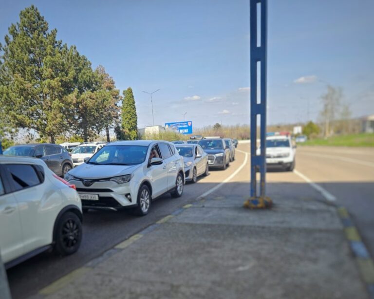 (FOTO) Trafic intens la punctul de trecere a frontierei Leușeni