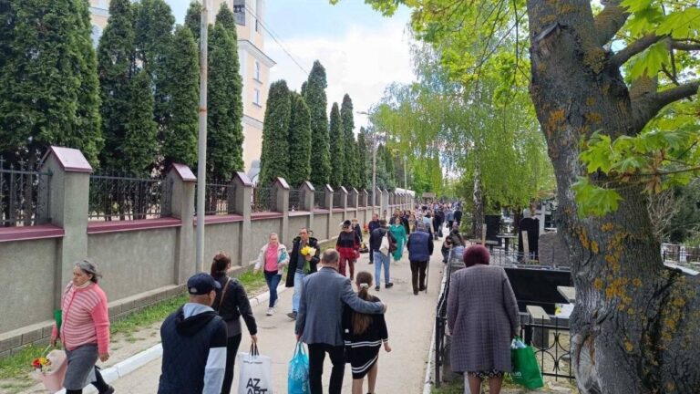 (FOTO) Sute de mii de oameni au mers la cimitire de Paștele Blajinilor în Chișinău