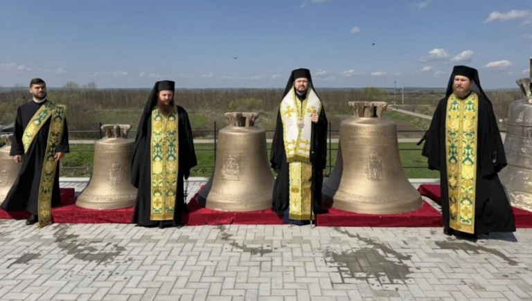 (VIDEO) Noile clopote ale Mănăstirii Eroilor din Stoianovca, sfințite de Episcopul Basarabiei de Sud