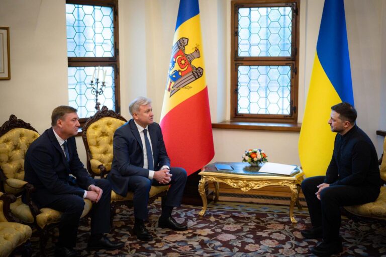 (FOTO) Noul ambasador al R. Moldova la Kiev a prezentat scrisorile de acreditare președintelui Ucrainei