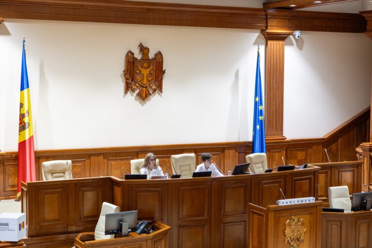 (FOTO) Zeci de tineri din Bălți, Ialoveni și Anenii Noi, deputați pentru o zi în Parlament