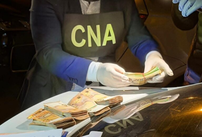 (FOTO) Un avocat stagiar din Chișinău, reținut în flagrant de CNA: Ar fi pretins 32.000 de euro pentru a influența o decizie judecătorească