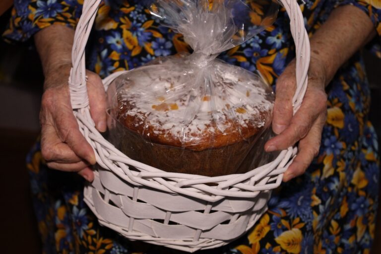 (FOTO) Campania „Istorii din Azil”: Un strop din bucuria Învierii a ajuns la Cocieri. Fii complicele nostru pentru a aduce și mai multă speranță!