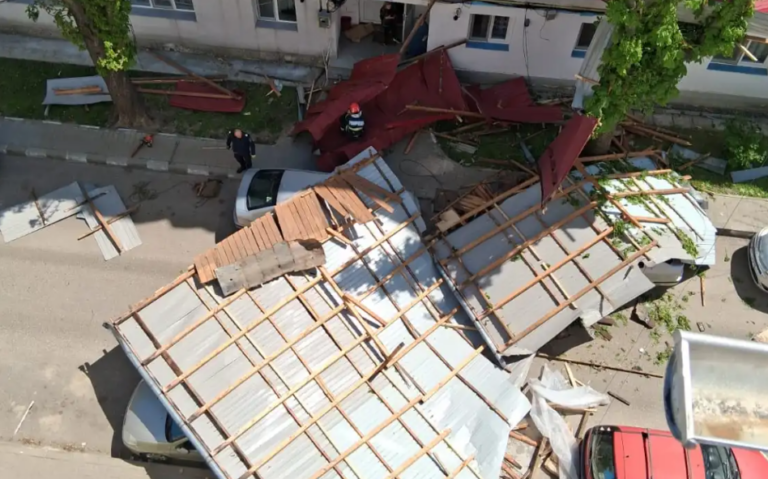 Bărbat ucis de bucăți de acoperiș smulse de vânt, în Huşi