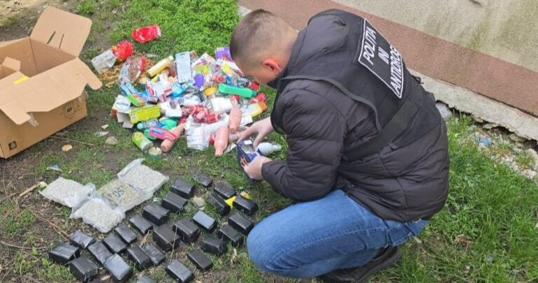 (VIDEO) Peste 10 kilograme de droguri, ascunse în colete din Spania: Două persoane au fost reținute la Chișinău