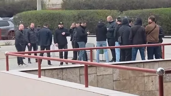 Mai mulți angajați ai INI au protestat astăzi la Judecătoria Ciocana. Reacția MAI