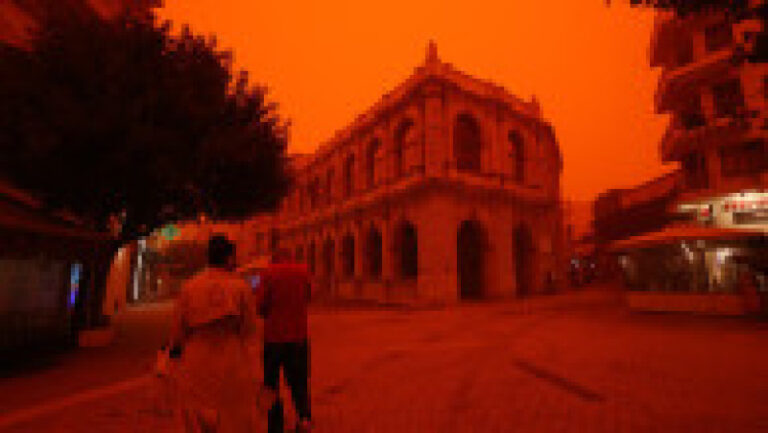 Alertă pe insula Creta: zboruri redirecționate și restricții din cauza prafului saharian