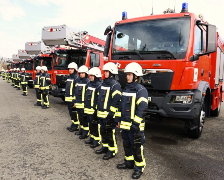 Sute de pompieri și salvatori, la datorie în Noaptea Învierii