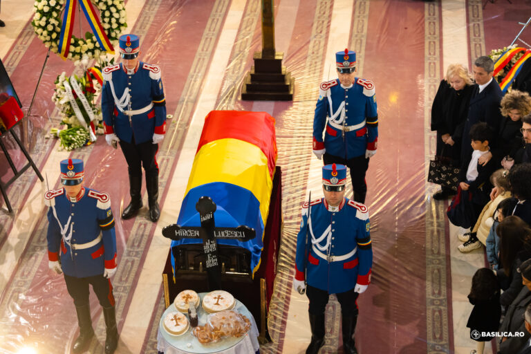 Legendarul antrenor Mircea Lucescu, înmormântat cu onoruri militare la Cimitirul Bellu din București