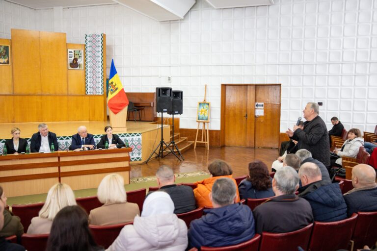 Premierul Alexandru Munteanu, în discuție cu primarii din raionul Ocnița