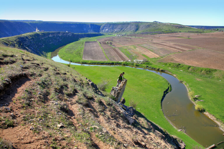 Scurgeri suspecte, observate în râul Răut