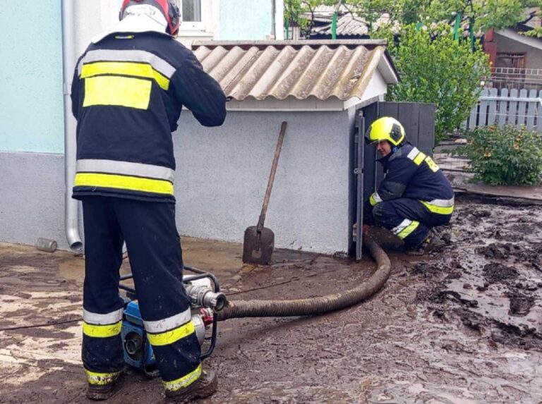 Ploile torențiale au făcut ravagii în Moldova: oameni salvați de pe acoperișuri, localități fără curent și drumuri inundate