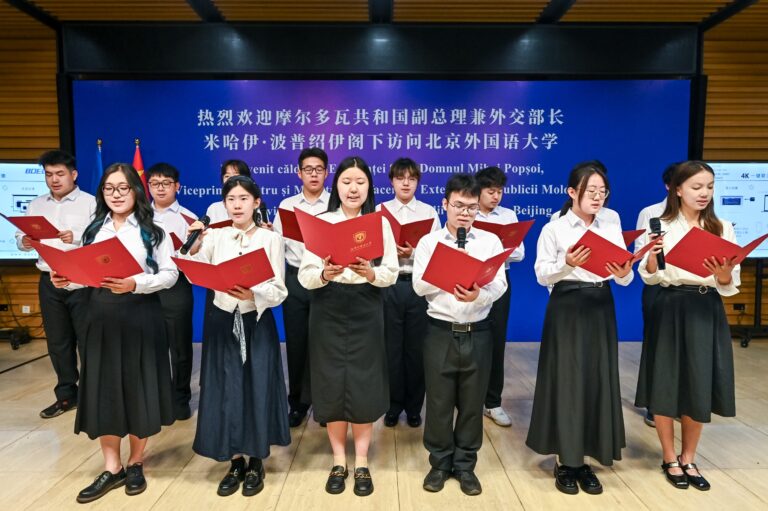(VIDEO) Moment inedit: Studenți din China recită poezia „Glossă” de Mihai Eminescu