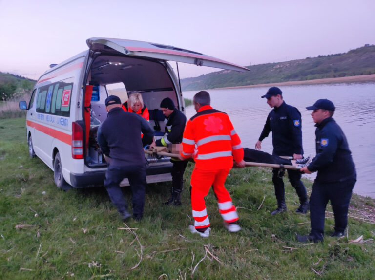 O femeie, salvată după ce a căzut de pe o stâncă în apropierea satului Țîpova