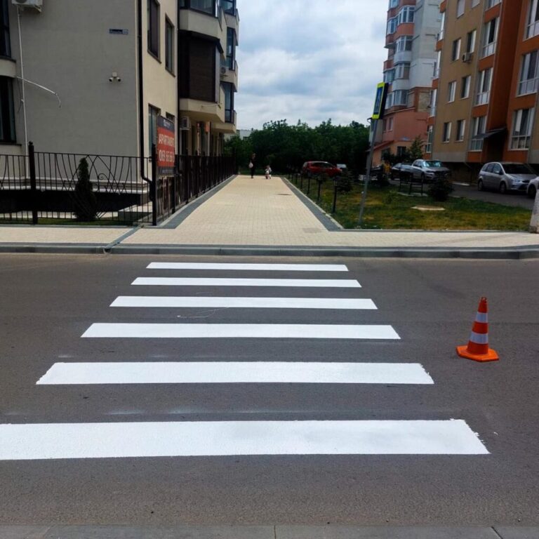 A început reînnoirea marcajului rutier în Chișinău: prioritate pentru zonele din jurul școlilor și spitalelor