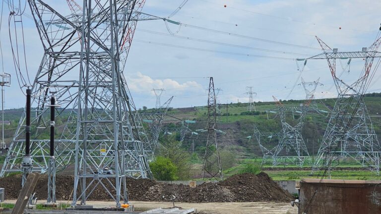 (FOTO) Linia electrică Vulcănești–Chișinău intră în etapa finală
