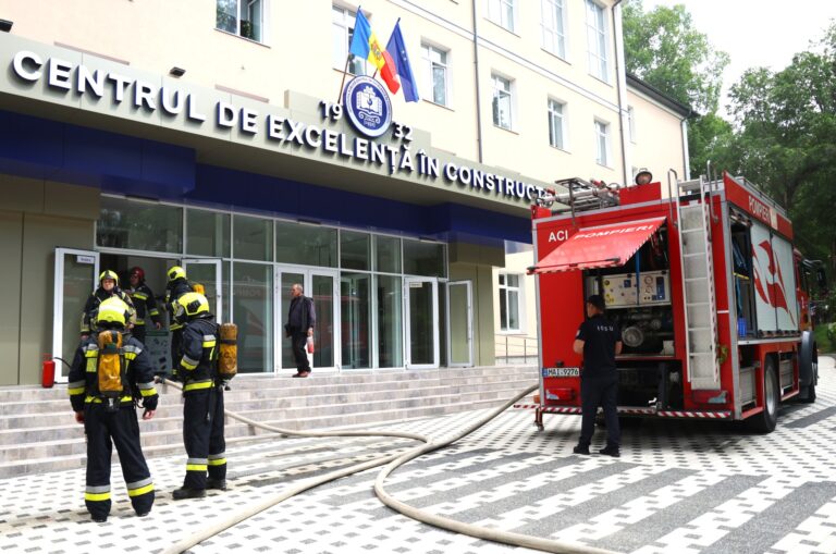 (FOTO) Incendiu la Centrul de excelență în construcții din Chișinău: Profesorii și studenții, în afara pericolului