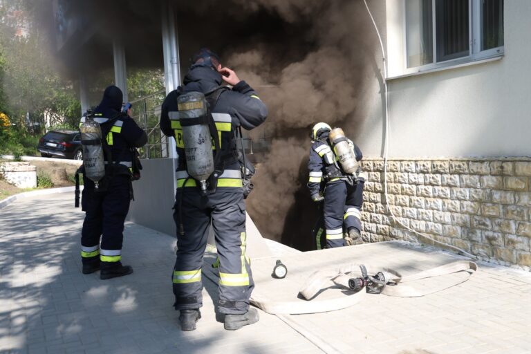 (FOTO) Un incendiu a izbucnit în subsolul unui bloc de locuit din Chișinău