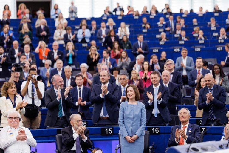 Europarlamentar al României, după ce Maia Sandu a fost decorată cu Ordinul European de Merit: „Felicitări tuturor cetățenilor R. Moldova”