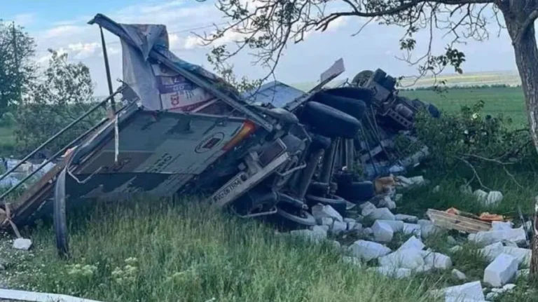 Accident tragic la Taraclia: Doi cetățeni români au murit după răsturnarea unui camion