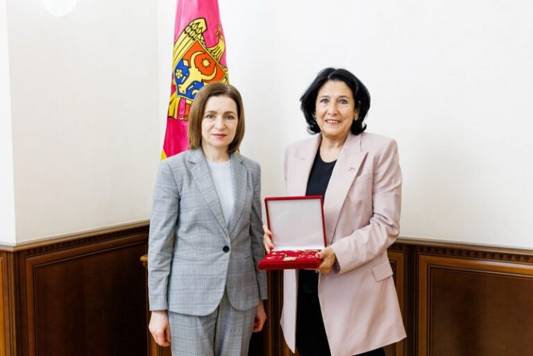 Maia Sandu i-a înmânat „Ordinul Republicii” fostei președinte a Georgiei