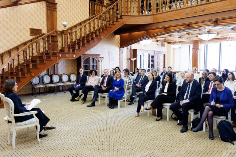 Președinta Maia Sandu și oficiali ai UE responsabili de extindere, discuții la Chișinău