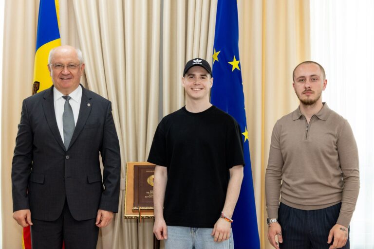 Premierul Alexandru Munteanu, întâlnire cu Satoshi după succesul de la Eurovision: „R. Moldova are nevoie de tineri care cred în ea”