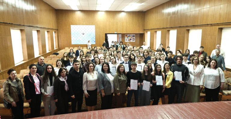 Zeci de elevi, premiați în cadrul Olimpiadei Republicane la Istoria românilor și universală