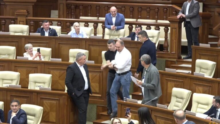 Scandal în Parlament: Ion Ceban, scos din sala de plen de ofițerii SPPS