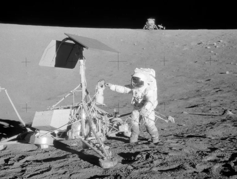 Pentagonul publică noi documente despre OZN-uri: Ce au observat astronauții misiunii Apollo 12 pe Lună
