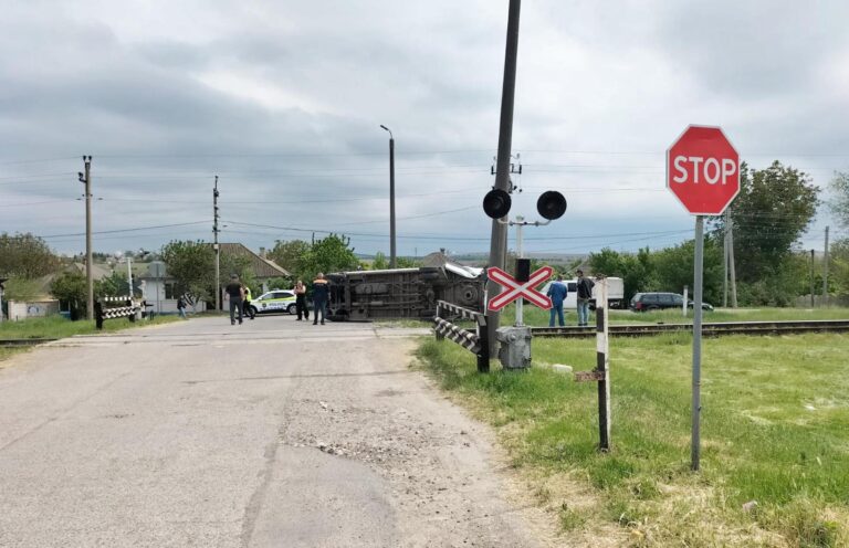 O mașină a fost lovită de un tren pe tronsonul Florești – Bălți