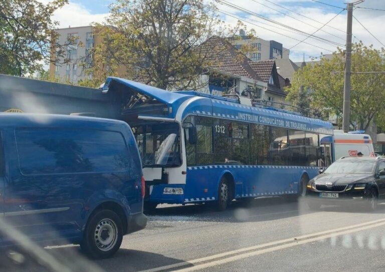 (FOTO) Accident rutier la Chișinău: Un troleibuz s-a lovit de un camion