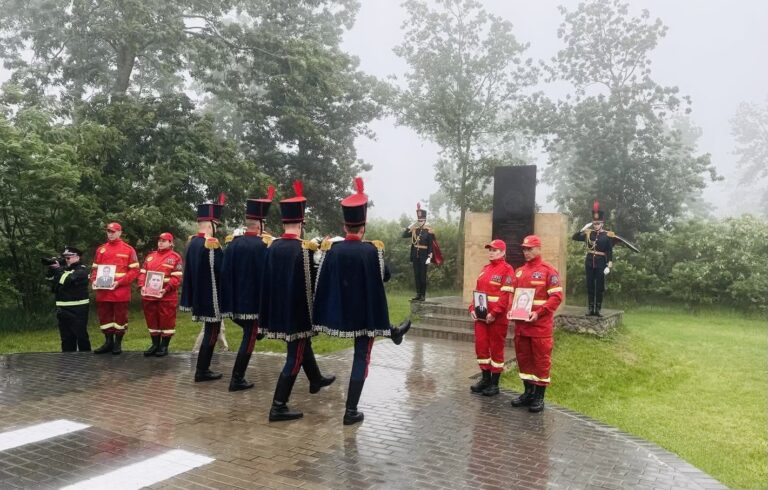 Premierul Alexandru Munteanu, omagiu eroilor SMURD Iași căzuți la datorie la Haragâș: „Nu îi uităm!”